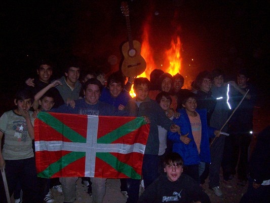 Youth from the El Vivero neighborhood with their Basque flag in front of the San Juan bonfire (photo EE)